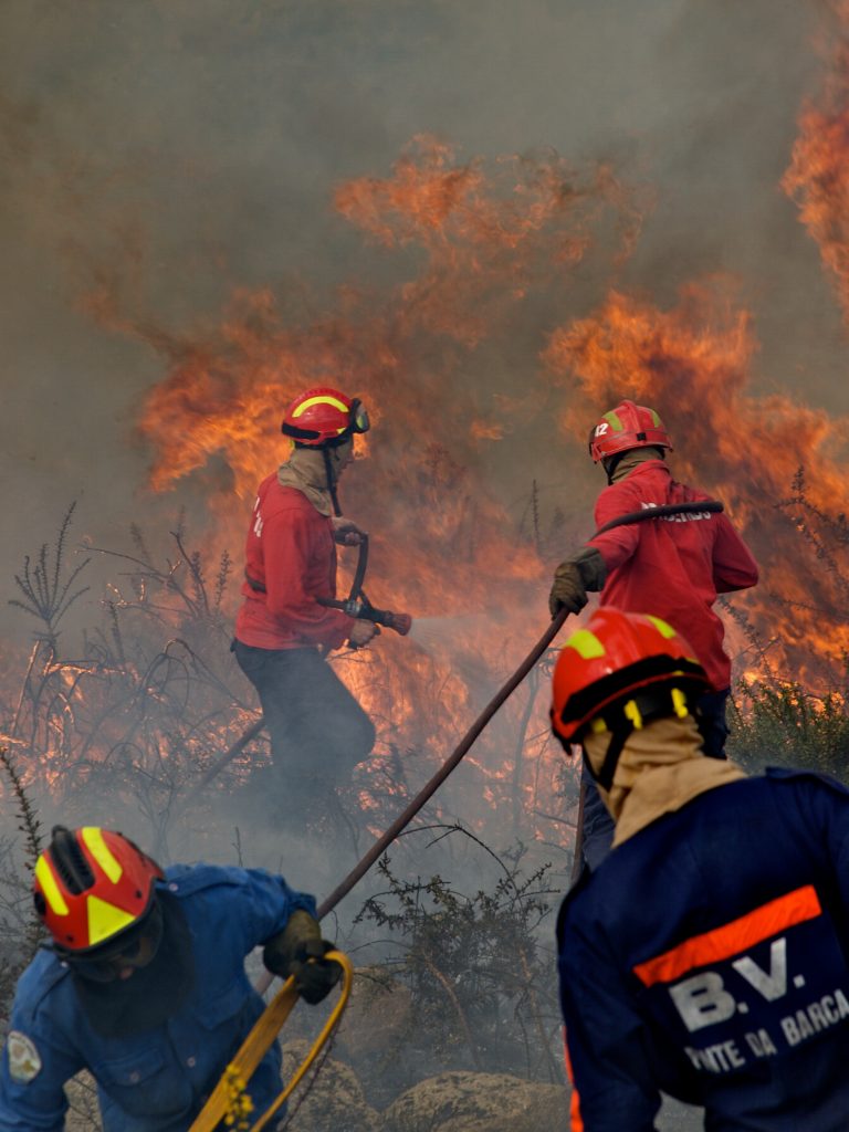 Incendio alla stazione di Sarno: vento ostacola i soccorsi