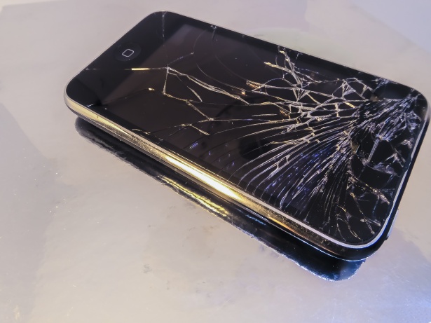 Accesso non autorizzato al cellulare del partner: conseguenze legali
