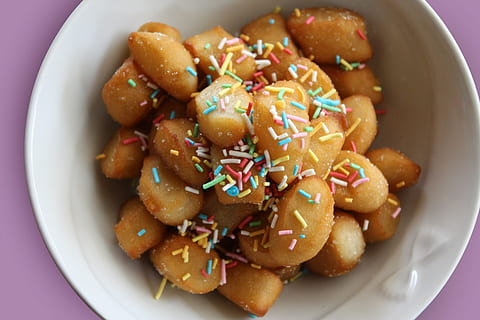 Un Viaggio Gastronomico attraverso la Storia: Gli Struffoli, un Dolce Natalizio dalle Antiche Radici