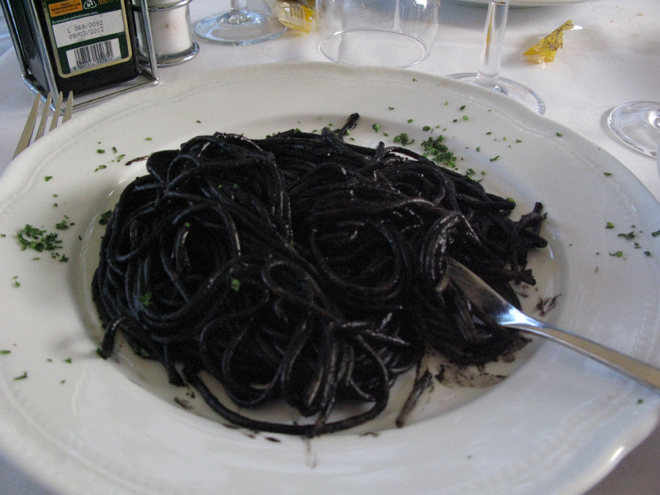 Spaghetti al Nero di Seppia: Un Inquietante Piacere Gastronomico