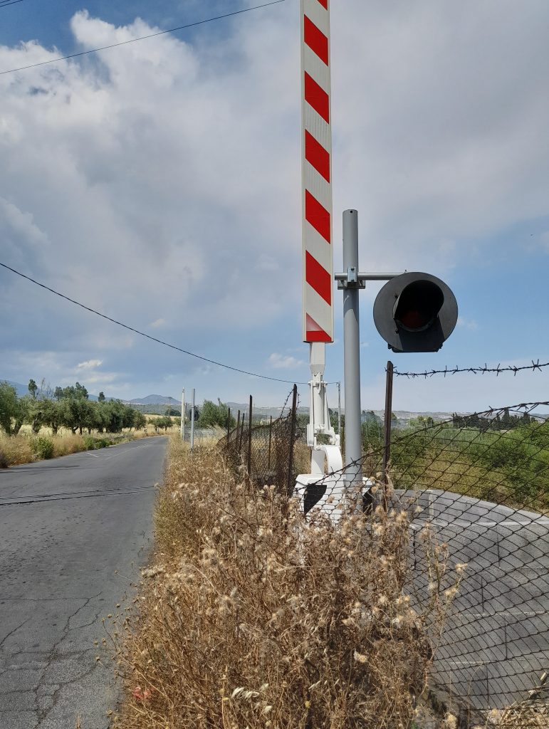 Miracoloso scampato pericolo al passaggio a livello: giovane investita ma salva