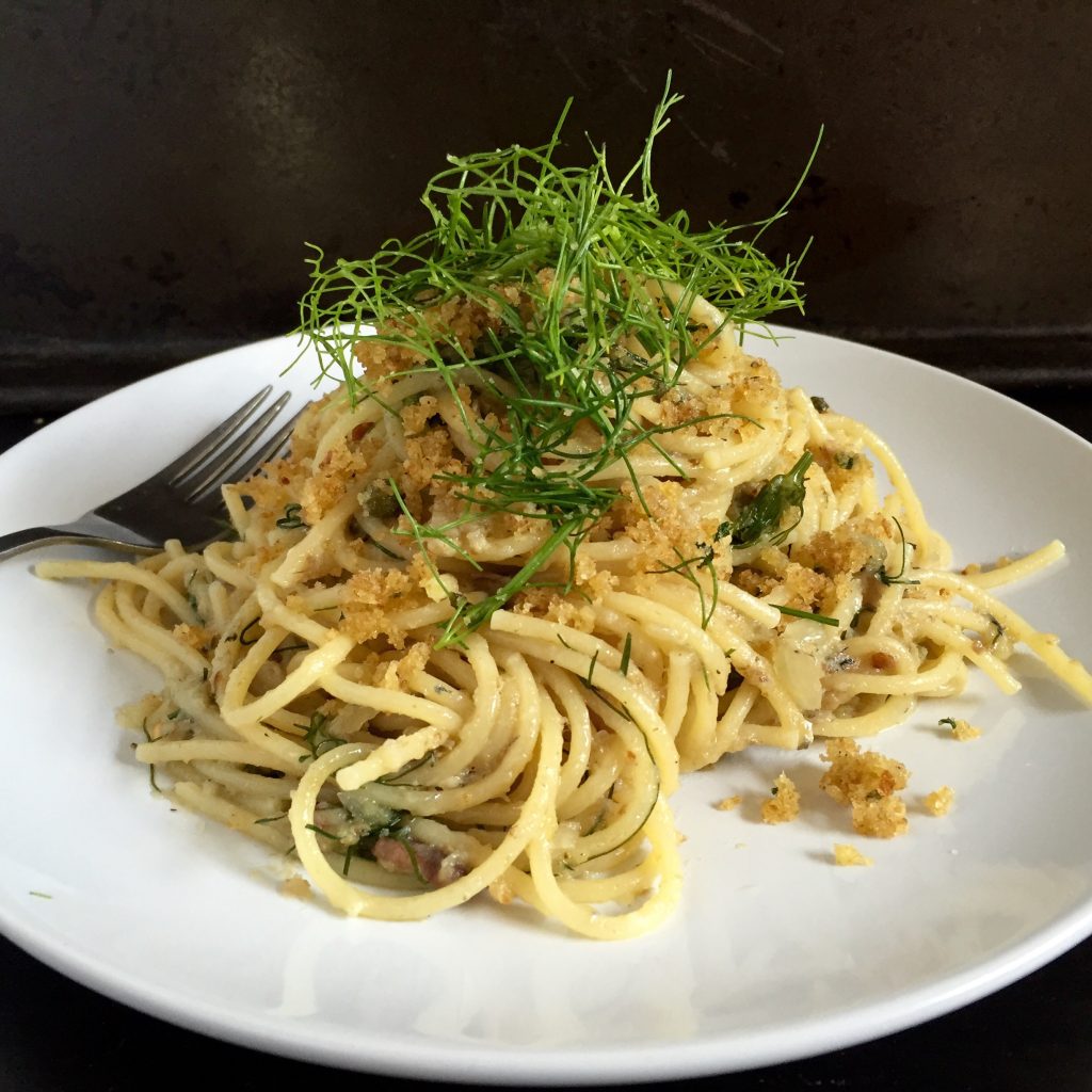 Un’antica ricetta siciliana: pasta con acciughe e pangrattato croccante