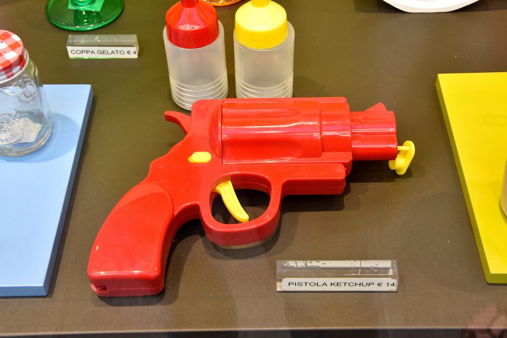 Un ottantottenne minaccia con una pistola per un gelato