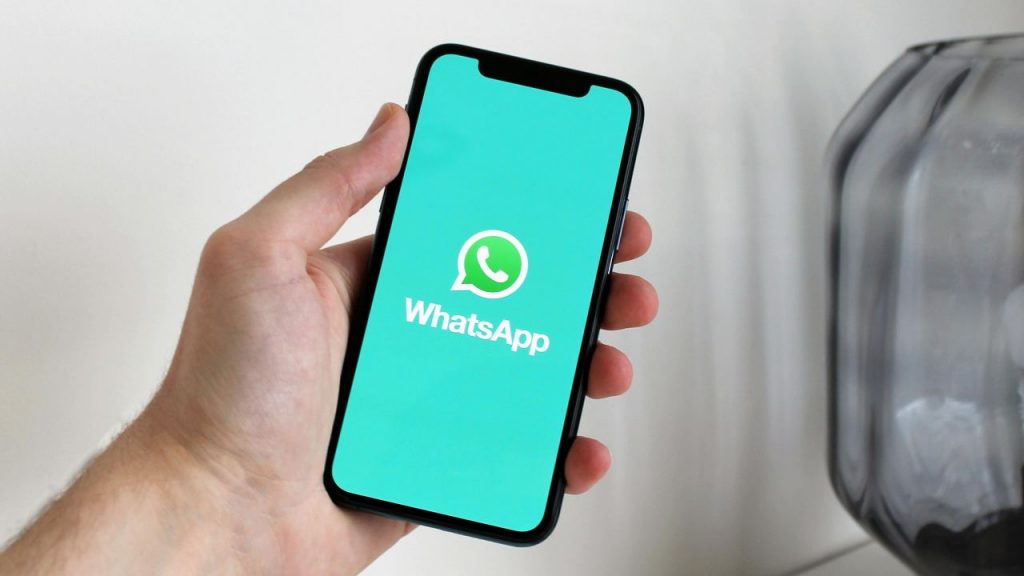 Da oggi non puoi più farlo in un gruppo Whatsapp: ti arriva la Finanza a casa ad arrestarti | Diventato reato