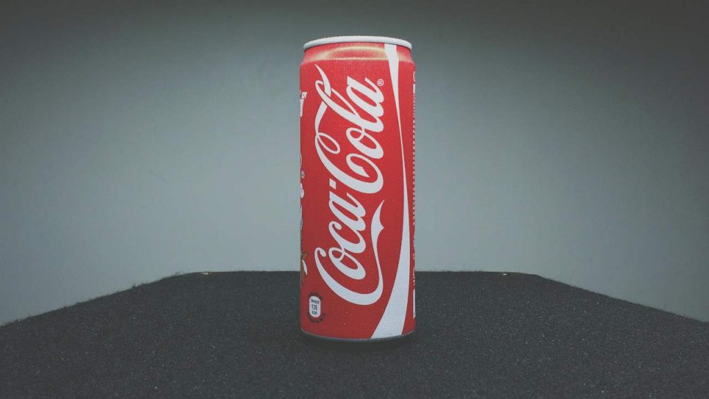 Nuova legge codice della strada: “abolite anche Fanta e Coca Cola” | Inserite nella lista delle sostanze proibite