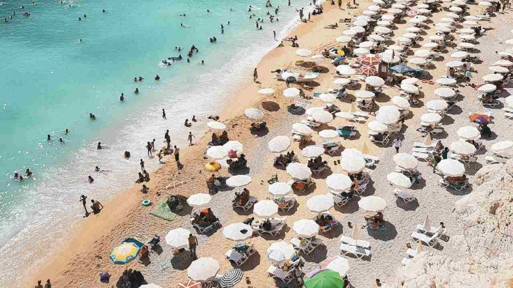 Ultim’ora di Ferragosto: addio alla grande tradizione sulla spiaggia | Non lo puoi più fare o ti multano