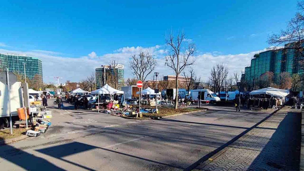 Va al mercatino dell’usato con un mobiletto da 200 euro e torna con 200.000 euro | “Non ne sapevo nulla”