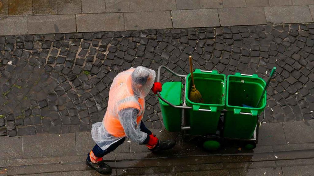 Università italiane, se ti laurei qui non trovi lavoro neanche come spazzino | La carta igienica vale di più