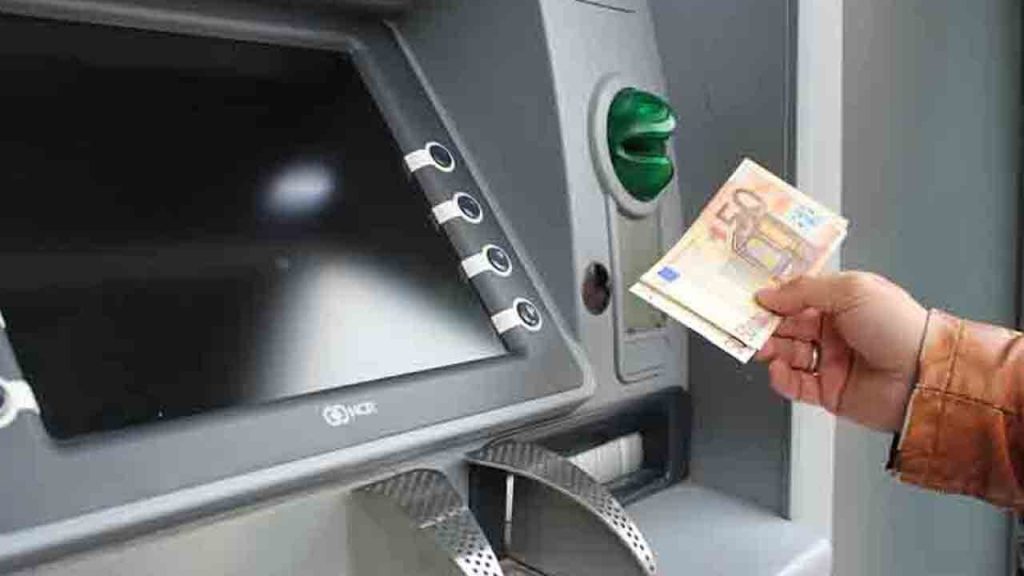 “Nonna, non hai saputo? Il bancomat non funziona più” | Tutto vero: puoi dire addio alle carte di credito”