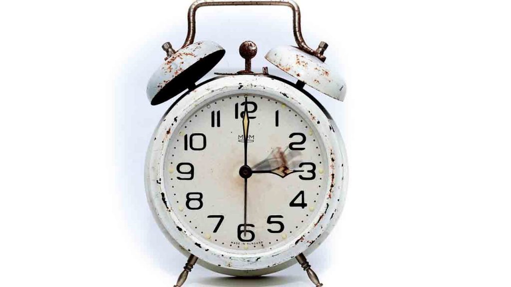 UFFICIALE: anticipato il cambio dell’ora legale | “Andremo a dormire come le galline”: una vera tristezza