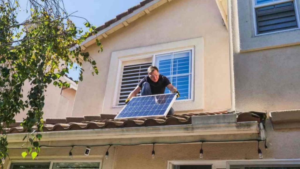 Regalone dallo Stato: “il pannello fotovoltaico ve lo montiamo gratis” | Energia elettrica gratis e pulita