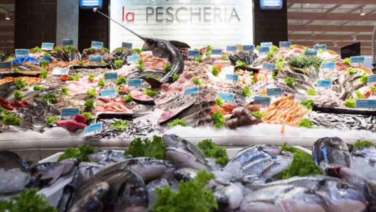 PESCE AVVELENATO su tutti gli scaffali d’Italia: non comprare queste razze o finisci allo Spallanzani | Allarme topico
