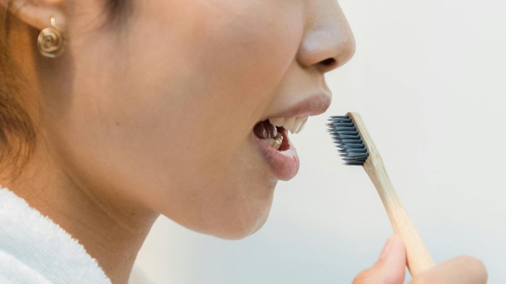 Dichiarazione dei redditi, ora ti scali pure spazzolino e dentifricio | Più ti lavi i denti e più guadagni