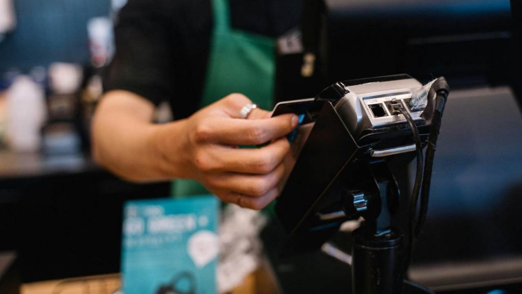 “Pago la spesa col pos” “Sei rincoglionita? Non puoi” | ADDIO BANCOMAT: dall’1 settembre cambia tutto