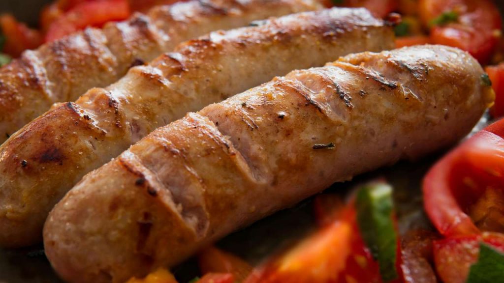 I nostri nonni l’hanno sempre chiamata “salsiccia killer”: non mangiarla mai | Ti spappola l’intestino crasso