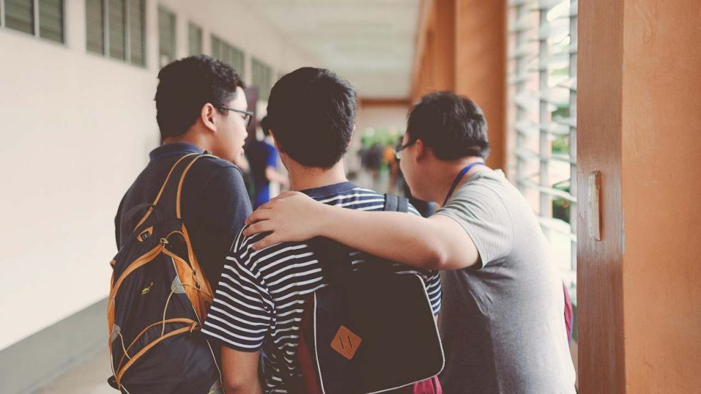 La scuola più pericolosa del mondo si trova in Italia: qui ti aggrediscono se dai la risposta sbagliata | Una vera prigione