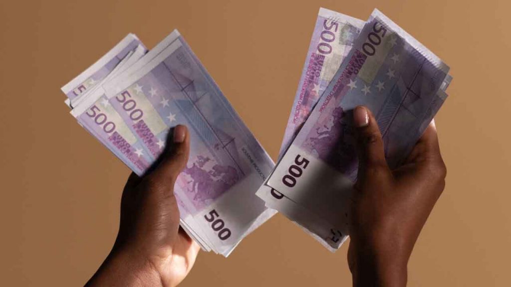“Se fai questo lavoro non riceverai lo stipendio di settembre”: neanche una lira bucata | Sono finiti tutti i soldi