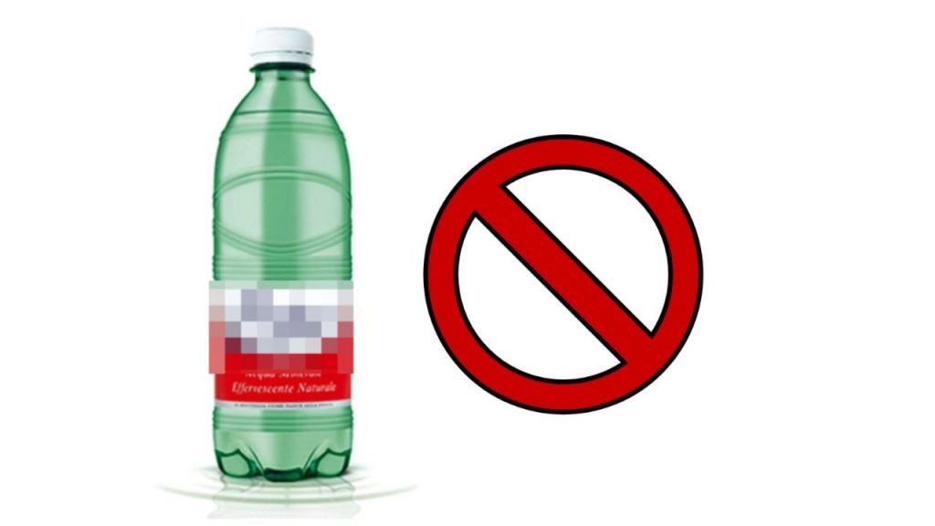 Abolite bottiglie di plastica , ecco perchè è successo