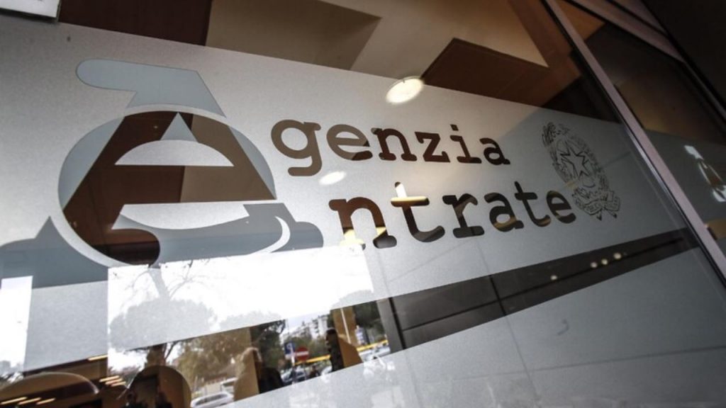 La Guardia di Finanza ha trovato il nuovo nemico: “100mila euro di multa se giochi al Superenalotto” | Bandito a vita