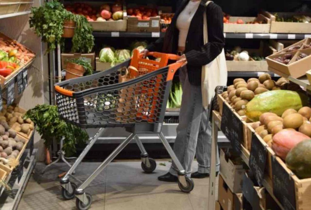 Fare la spesa, ecco quanto ci costa davvero in più: ormai è un salasso ogni volta a causa dell’inflazione