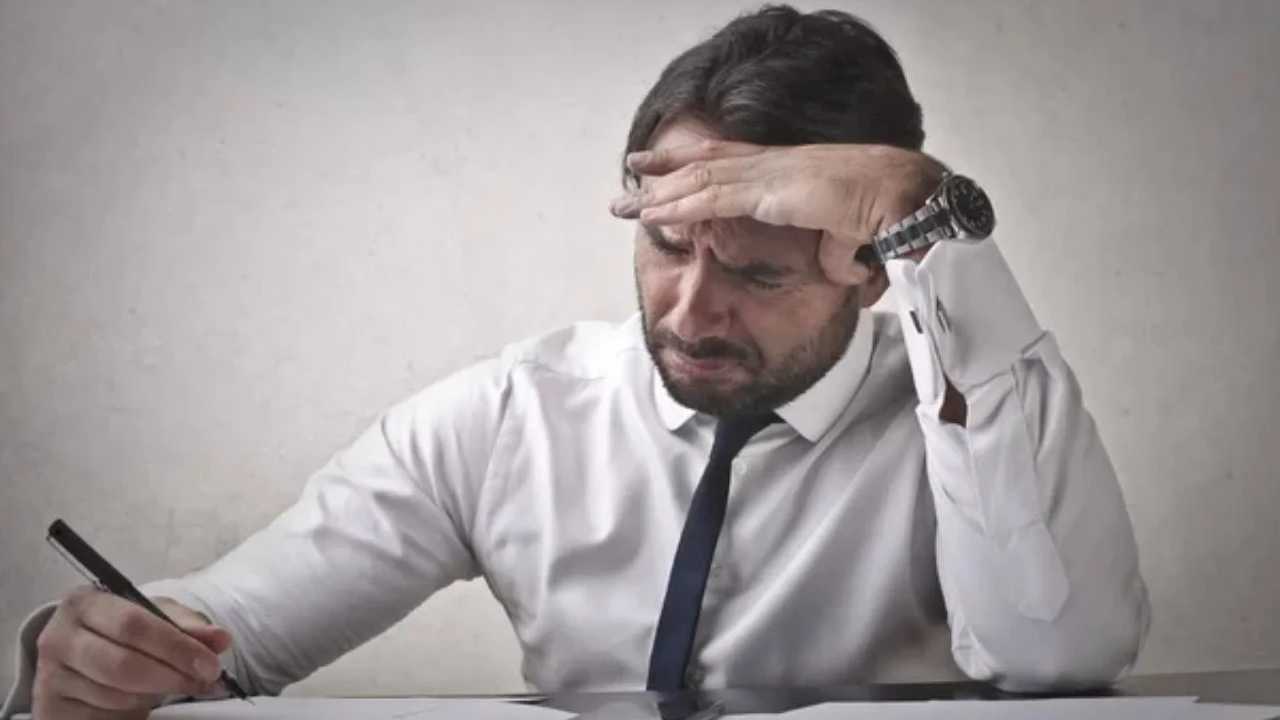 Lavoratore disperato - freepik - risorgimentonocerino.it