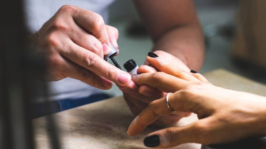 Vietata la manicure: cosa sta succedendo