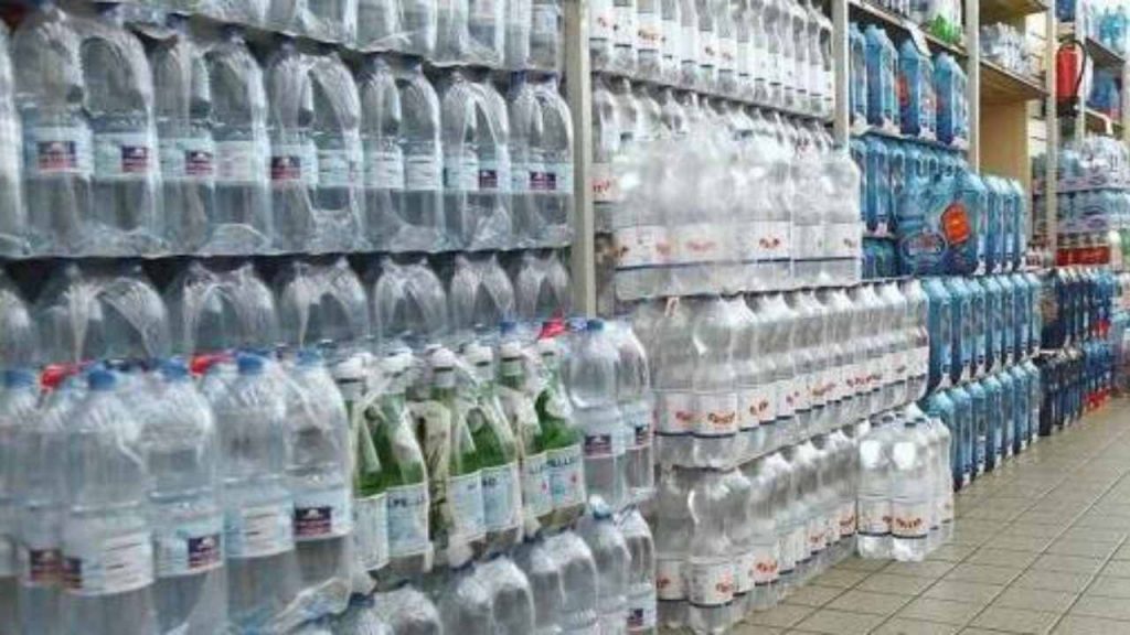 Addio ai fardelli d’acqua al supermercato: da oggi non li puoi più comprare da nessuna parte | Solo bottiglie singole