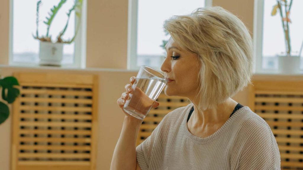 “Il dottore mi ha detto che stavo distruggendo i reni” | Mai più tanta acqua: ecco quanti bicchieri al giorno