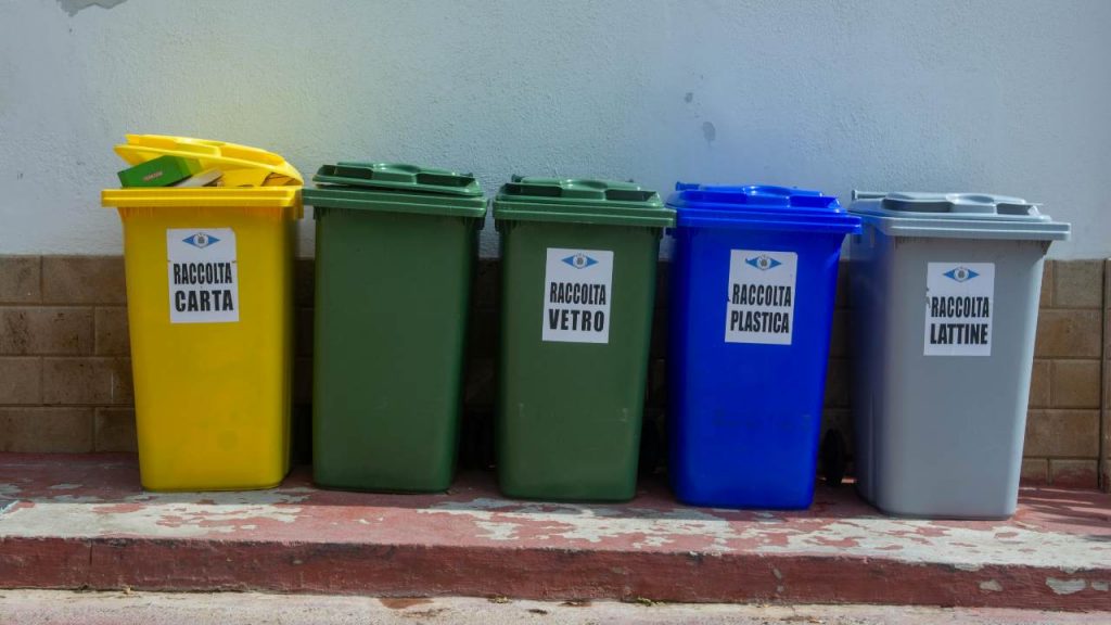 “Le facciamo 700 euro di multa” | Getta il vetro nell’umido e gli arriva la raccomandata: punito severamente