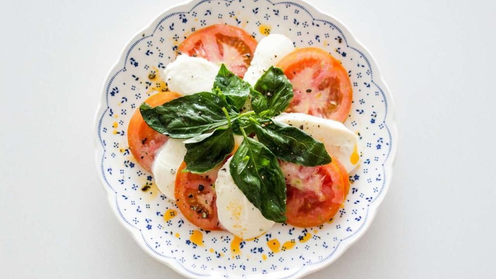 In Italia fanno la caprese più pericolosa del mondo: un boccone e finisci in terapia intensiva | Ecco cosa devi sapere
