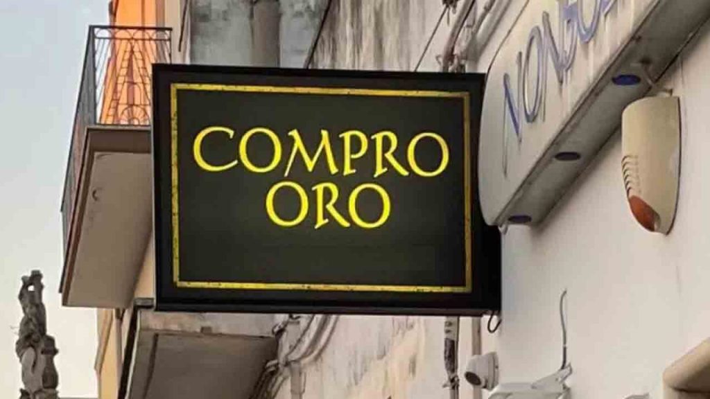 LA SOFFIATA – Casalinga disperata va dal Compro Oro ma il commesso la blocca | “Tra qualche giorno il prezzo dell’oro…”