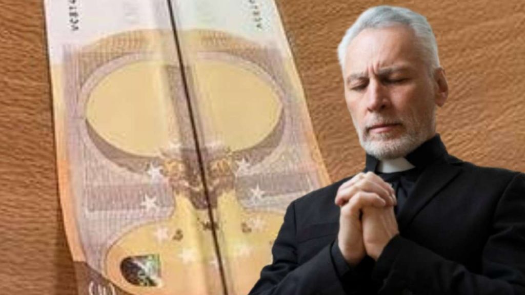 “Metti 50€ allo specchio e aspetta 10 secondi” | Don Paolo fa l’esperimento ma rimane sconvolto: “vedo il Diavolo”