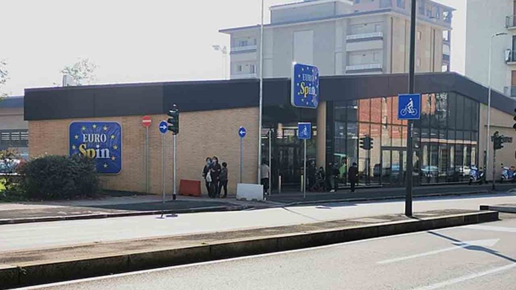 “Mi spiace, non accettiamo banconote” | All’Eurospin non te le fanno più passare: ritirate dal mercato