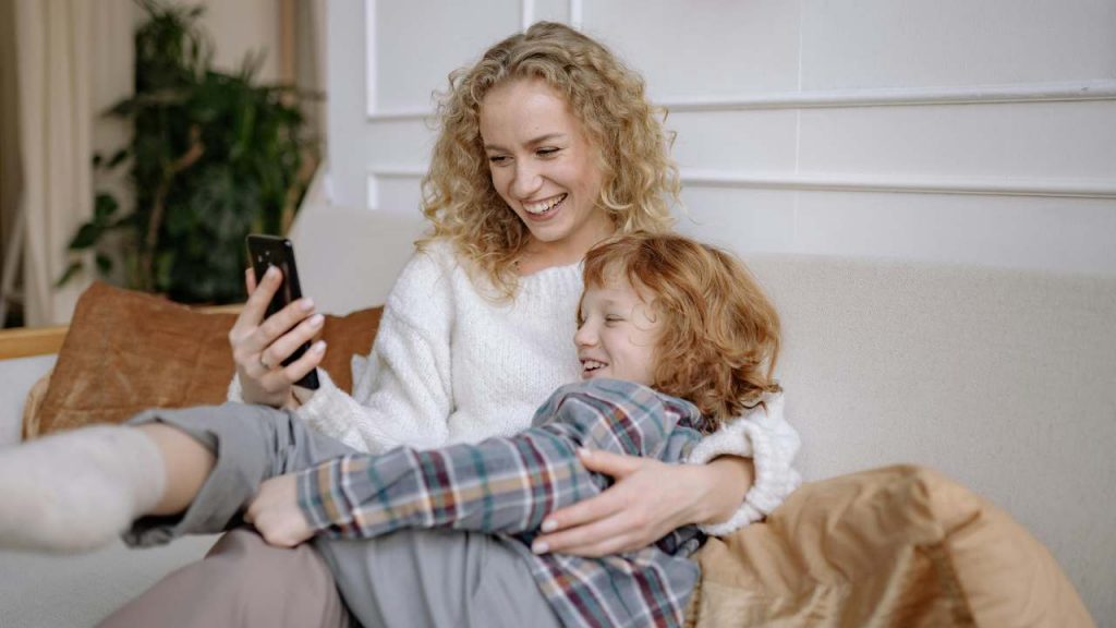 Ultim’ora: da oggi ti fanno 10.000 euro di multa se metti foto dei figli sui social | Caduta la storica usanza
