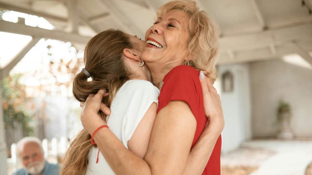 Nonna 90enne sbaglia e regala 500 lire (invece di 5 euro) al nipote | Lui va dal Compro Oro e diventa ricco