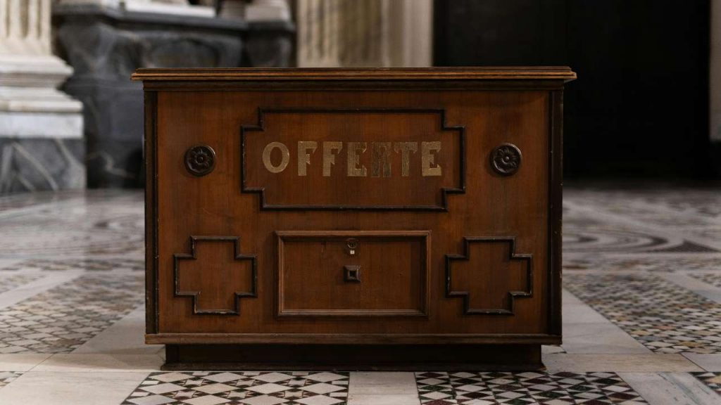 Agenzia delle Entrate, da oggi devi dichiarare pure le offerte in Chiesa | Altrimenti parte la cartella esattoriale