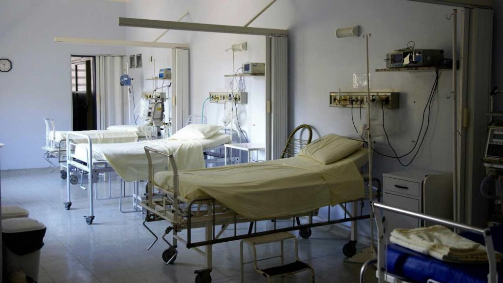 Ultim’ora: “Pronto Soccorso e Ospedale a pagamento all’entrata” | Puoi anche morire dissanguato: non gli interessa