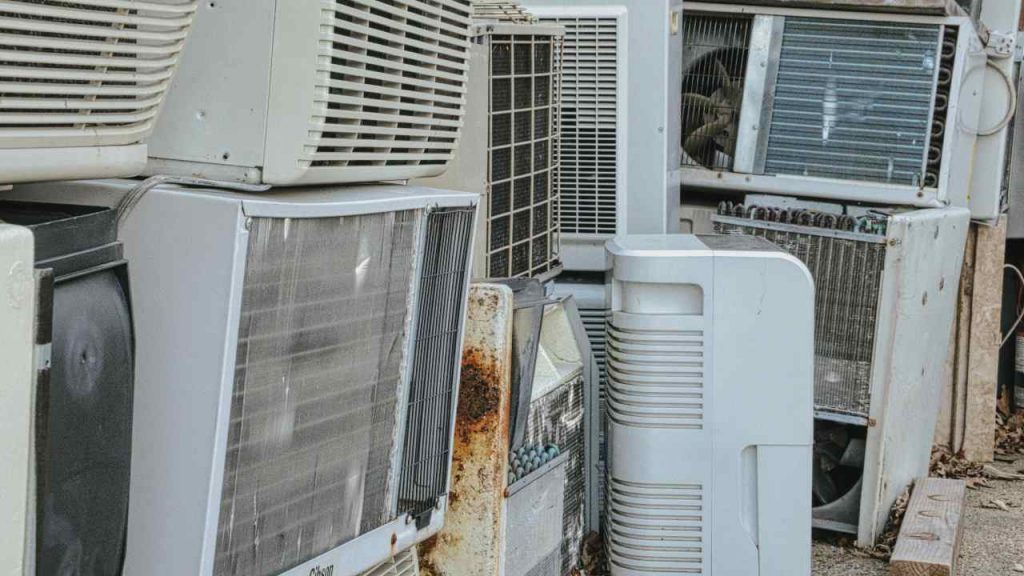 Spazzino ritira vecchio elettrodomestico e si fionda al compro oro: ritirati 70mila euro | Sistemato per 10 anni