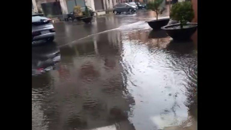Acquazzone a Nocera: caos con i tombini