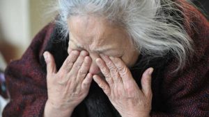 Anziano che piange - facile - risorgimentonocerino.it