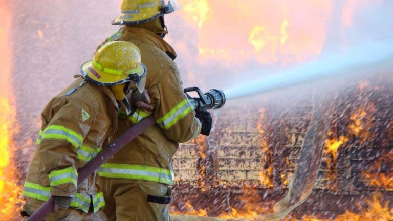 Incendio nel sottotetto di uno stabile