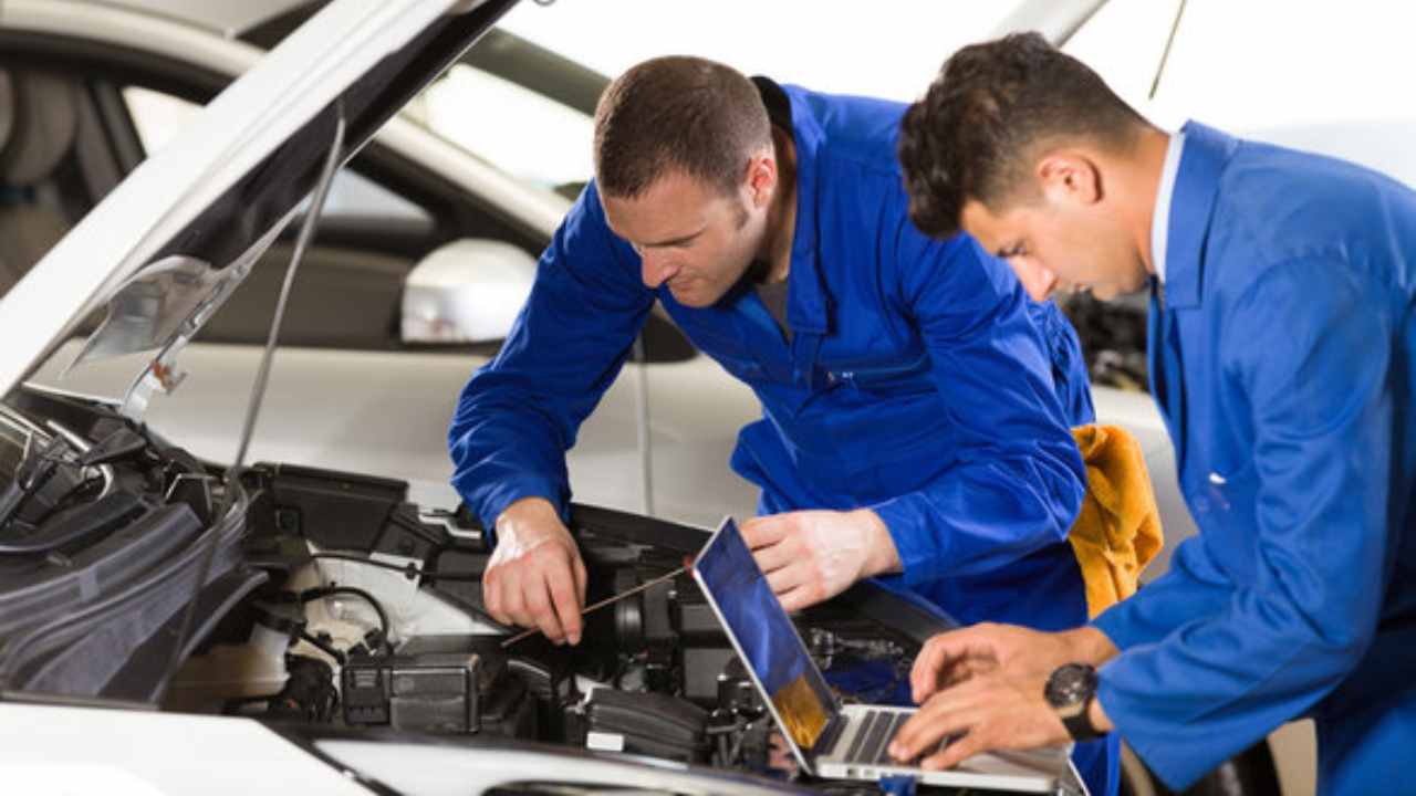 Meccanico al lavoro - stock - risorgimentonocerino.it