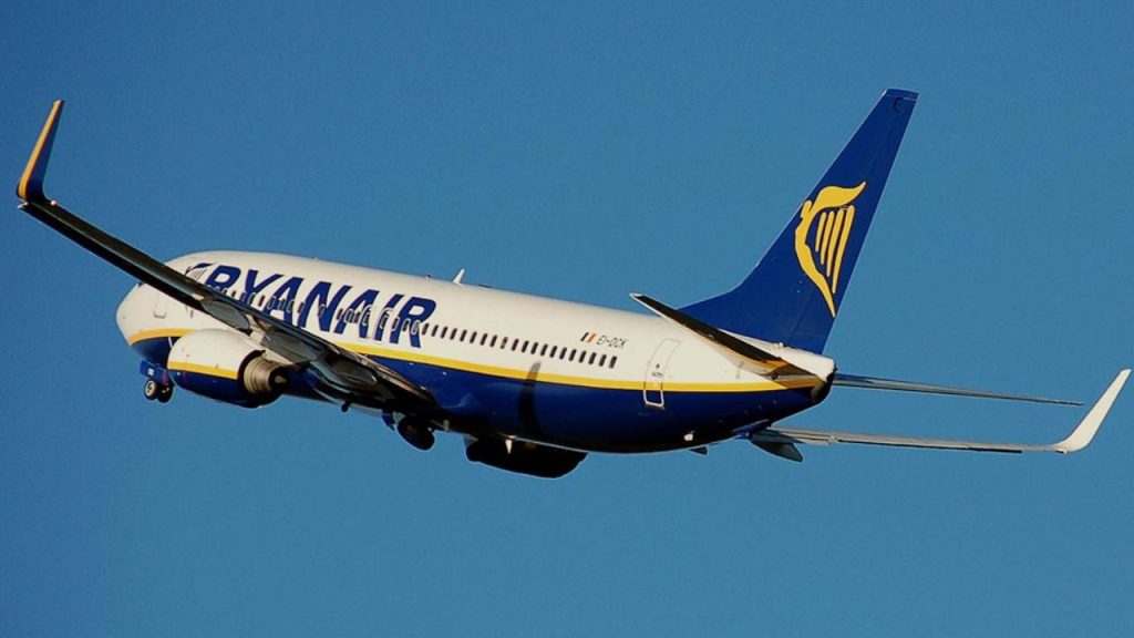 RYANAIR l’ha fatta fuori dal vaso: “116 euro di tassa per imbarcarti ogni volta” | Gli aerei diventano roba da ricchi