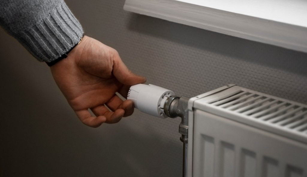 Termosifoni, parte l’obbligo del “pulsante a vista” in tutte le abitazioni italiane | Adeguati entro il 31/10 o rimani al freddo