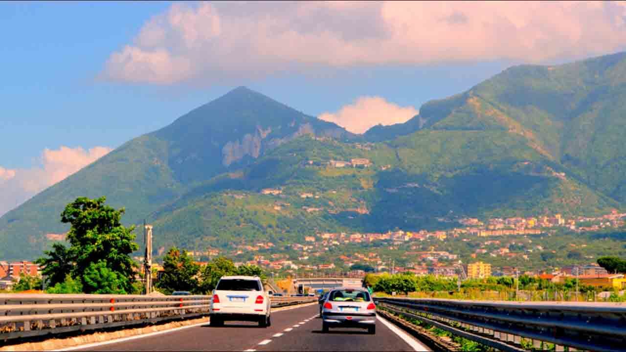 Vietati per sempre i sorpassi in autostrada, ti fanno la multa automatica | “Devi rimanere nella tua corsia”
