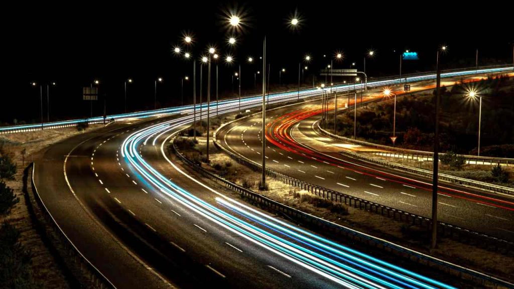 Ok, la legge è giusta | Finalmente approvato il SORPASSO A DESTRA in autostrada: ma solo in caso di estrema necessità