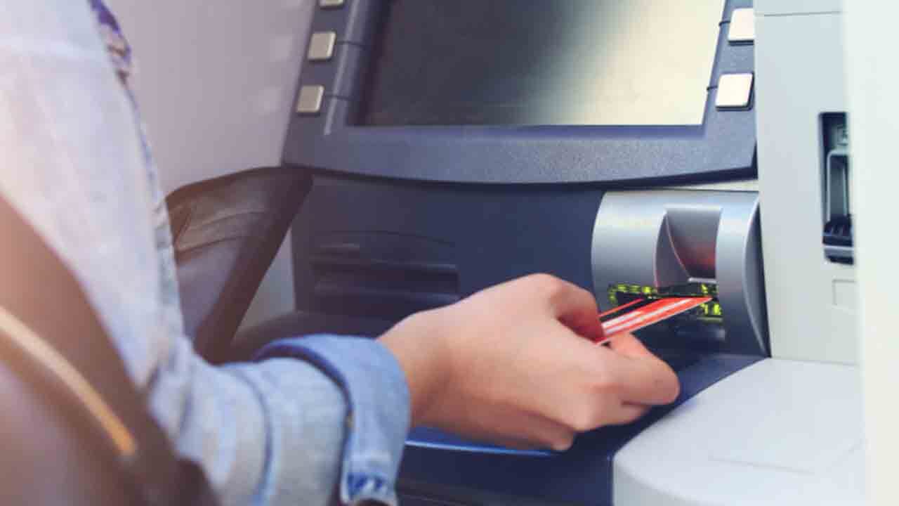 PRELIEVI BANCARI, dall’1 novembre pagheremo 10 euro: ci costringono a usare solo la carta di credito | Sono dei delinquenti legalizzati