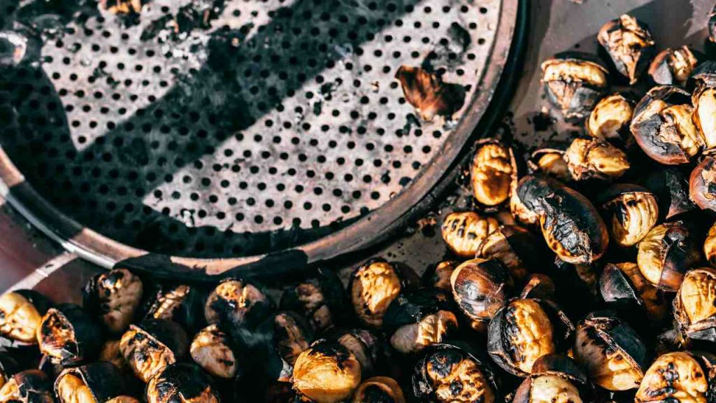 Castagne, non usare la padella forata: il 90% dei cancri viene proprio da lì | Ogni anno la tradizione uccide più delle sigarette