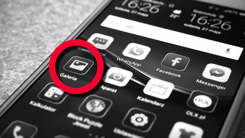 “Prego, favorisca il telefono” | Da oggi i vigili ti controllano la galleria delle foto: questione di sicurezza