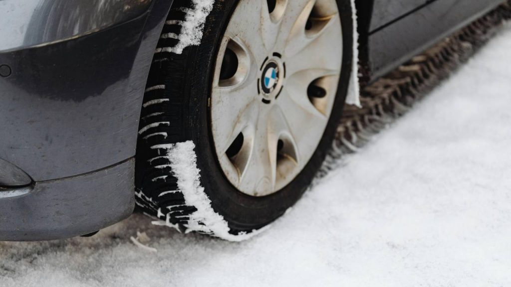 Dopo le gomme invernali, ecco le GOMME AUTUNNALI: scatta l’obbligo proprio stanotte | Multa se ti beccano senza